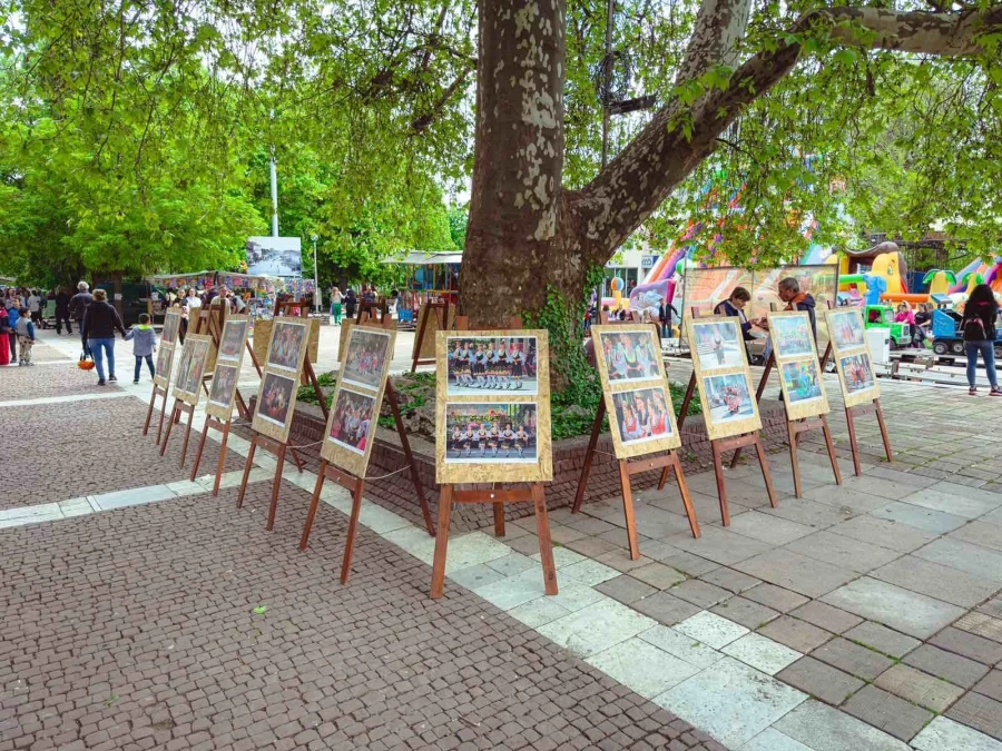 Фотоизложба “Пъстроцветна Пещера“ привлича погледите на минувачите.
