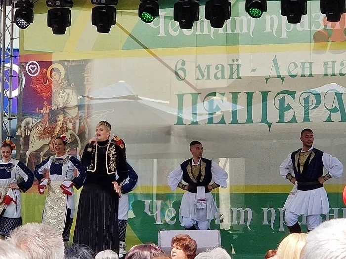 Николина Чакърдъкова пя на празника на Пещера