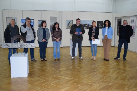 8 творци, работещи в ХГ „Станислав Доспевски“ и филиалите й, подреждат изложбата „БЕЗКРАЙНОСТ”