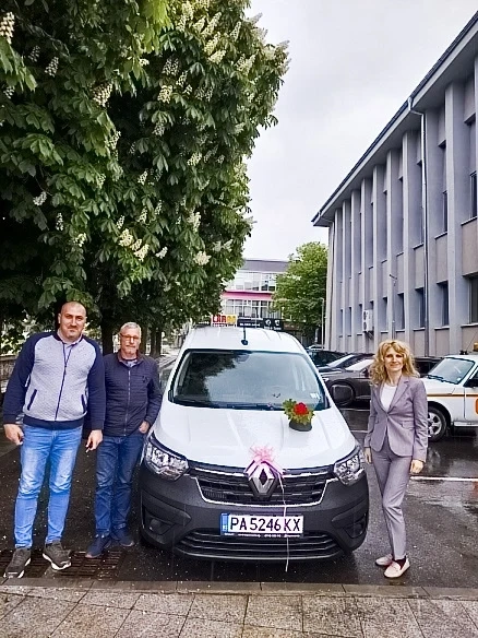 Нов автомобил за домашен социален патронаж купи Община Панагюрище