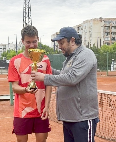 Шефът на тенис федерацията награди победителя в международния турнир в Пазарджик