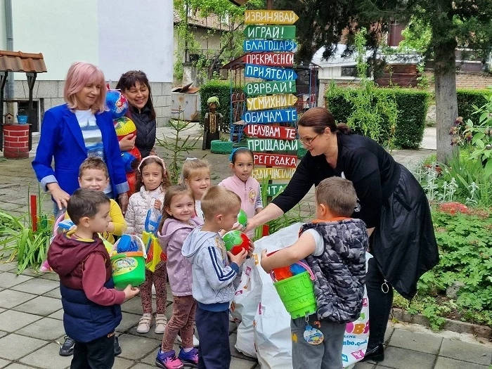 За Първи юни - играчки за детските градини в Пещера и Радилово от кмета Йордан Младенов