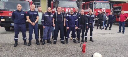 Къпане на изпроводяк в последния работен ден на пожарникар Васил Гавазов след 31 години служба