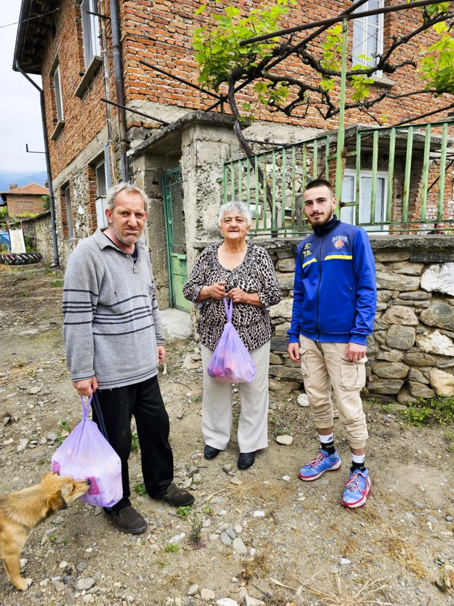 Повече от 600 килограма хранителни продукти раздадоха доброволците от „Добро сърце“ на хора в неравностойно положение