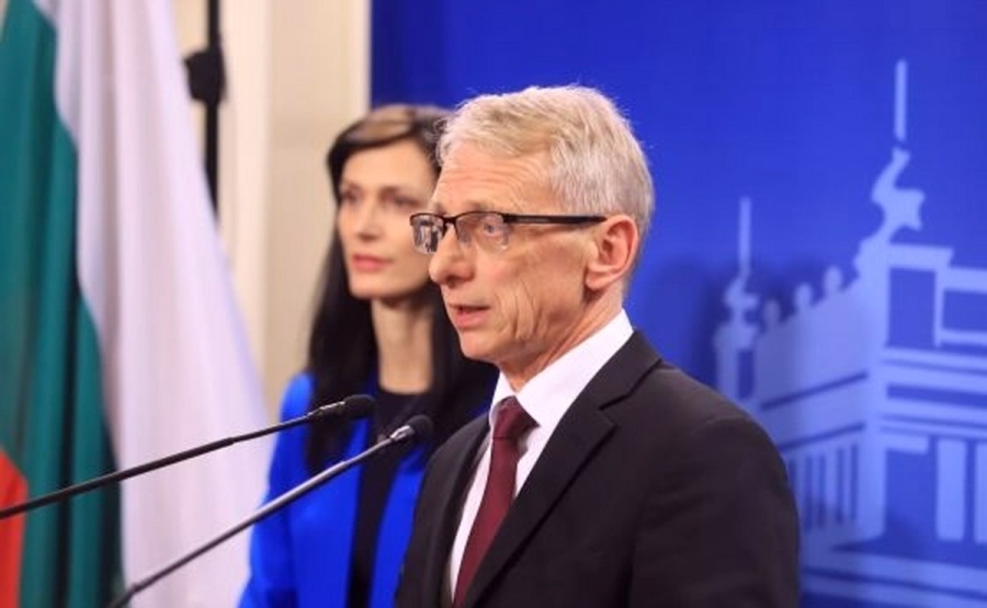 Парламентът одобри кабинета „Денков – Габриел”