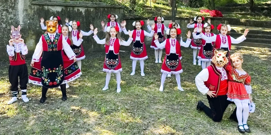 Танцьори от ансамбъл „Елица“ с три национални награди