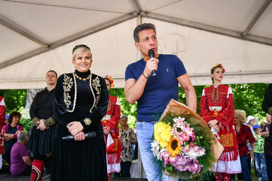 Николина Чакърдъкова бе специален гост на Фестивала на художествената самодейност на Добра вода