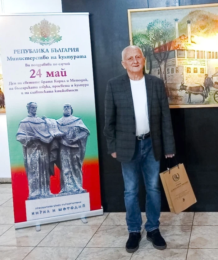Александър Йотов с наградата на СБП за най-добра хумористична книга