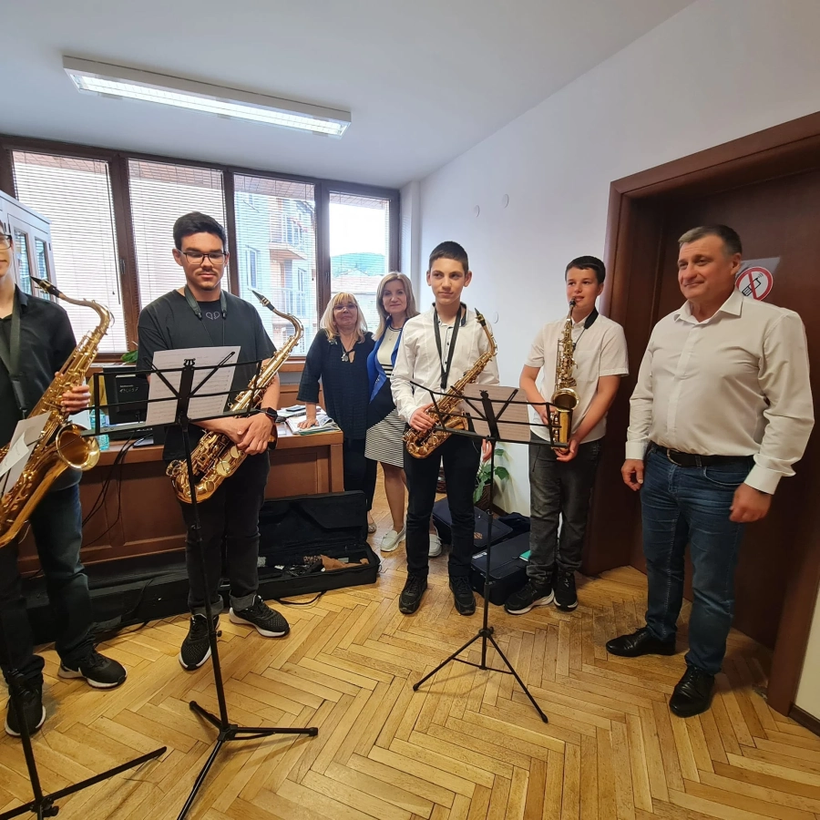 Покана със саксофони получи кметът на Велинград