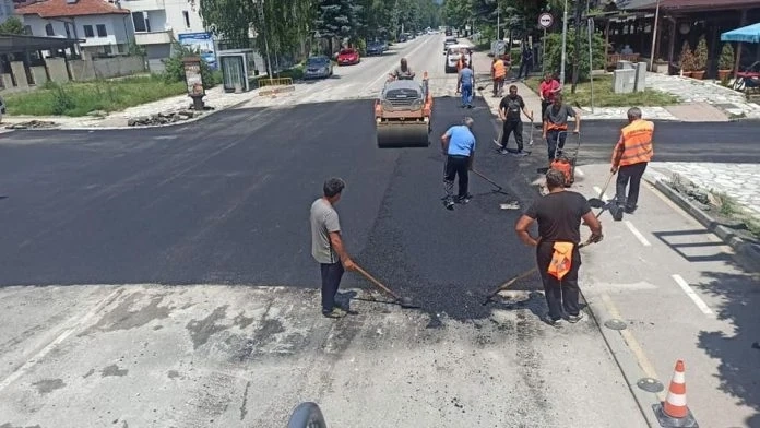 Възстановяват нарушената асфалтовата настилка по бул. „Съединение” във Велинград