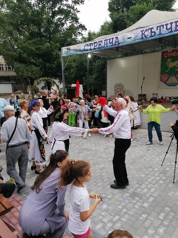 С тематичната вечер „Еньовден“ бе открита лятната културна програма в Стрелча