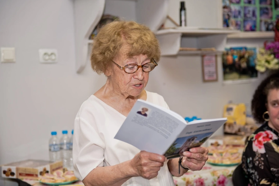 Представиха стихосбирка на Людмила Лачева в родното й село Карабунар