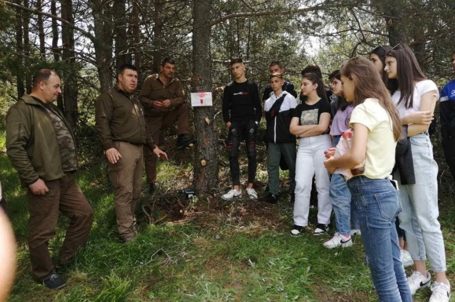 Деца и горски поставиха аптечки в ДГС ”Селище”