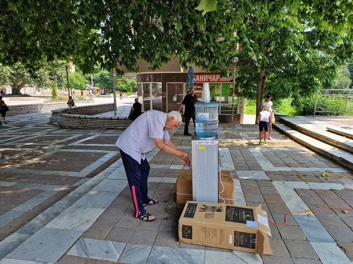 Диспенсър за вода пред Община Пещера заради жегата