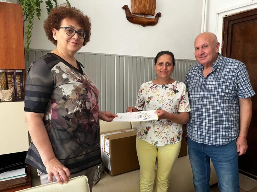 Два микроскопа Leika дари професор по генетика на СУ „Нешо Бончев“