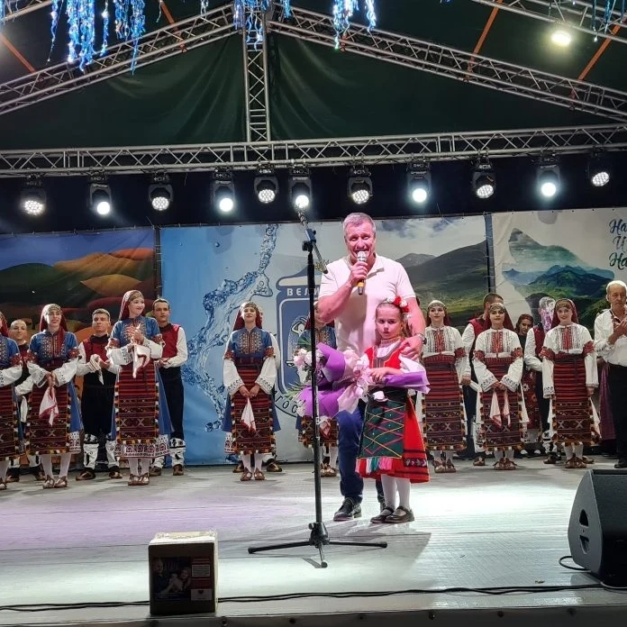 С песни и танци от всички краища на България зарадваха велинградската публика самодейците от НЧ „Васил Левски-1904“