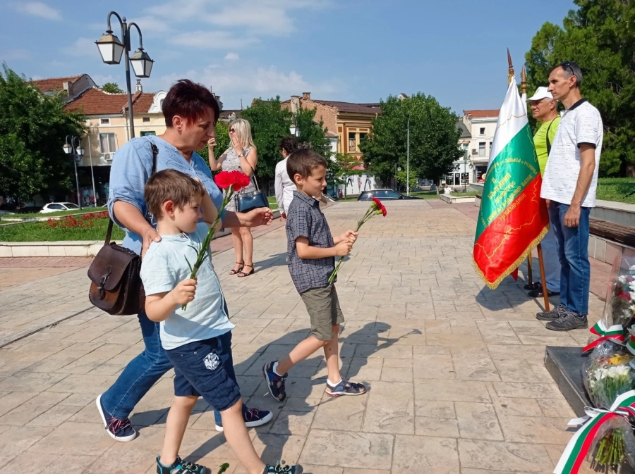 Поклонихме се на Васил Левски за 186-годишнината от рождението му /СНИМКИ/