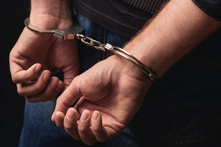 Прокуратурата привлече като обвиняем и задържа 61-годишен за блудство, закана с убийство и незаконно влизане