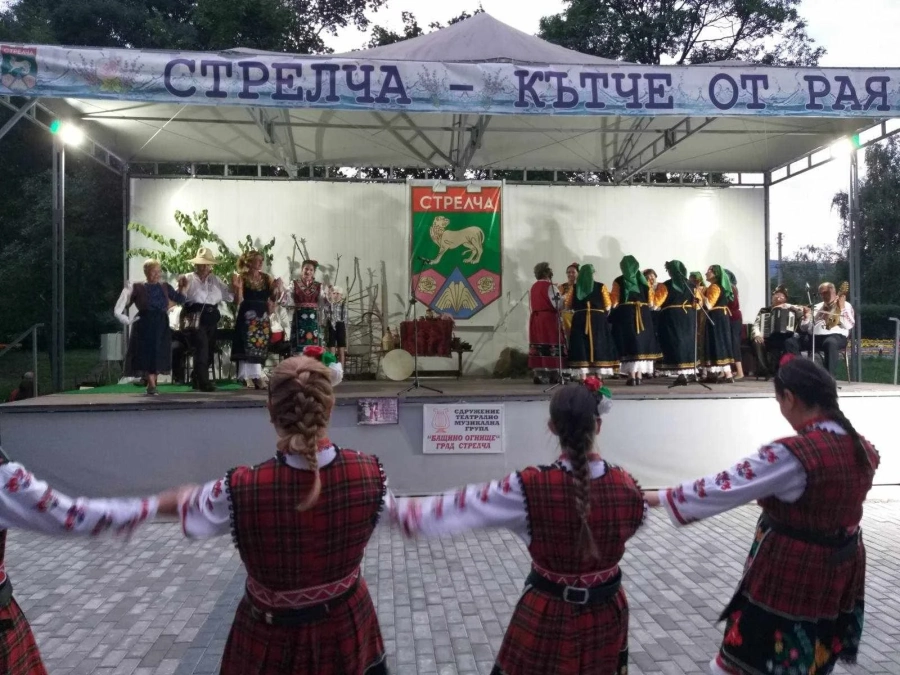 Силни аплодисменти за фолклорния спектакъл „Песента на косачите“ на лятната сцена в Стрелча
