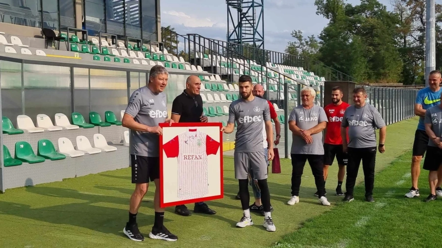 Уникални подаръци в червено-бяло за рожденика Любо Пенев