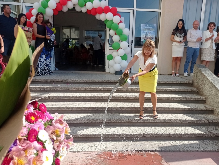 Тържествено откриха новата учебна година в Спортното училище, звънецът посрещна нови 100 ученици /СНИМКИ/