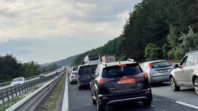 Пътни полицаи помогнаха на аварирало семейство на магистралата - благодарят им от сърце