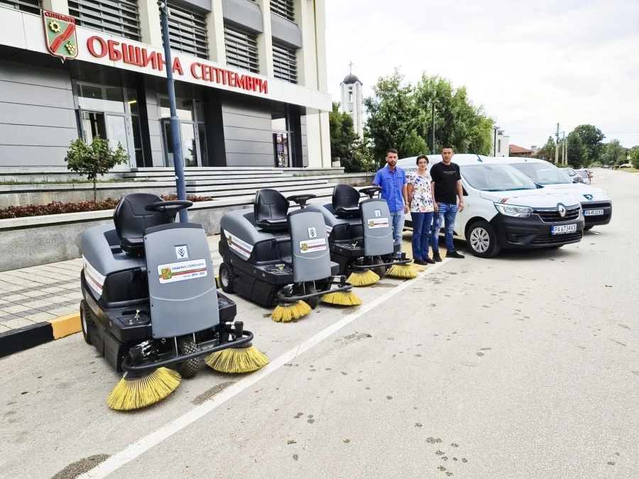 Два нови автомобила за социалния патронаж и 53 нови пейки