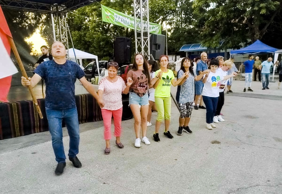 Сватбено хоро се изви насред Празника на шарената сол в Бъта