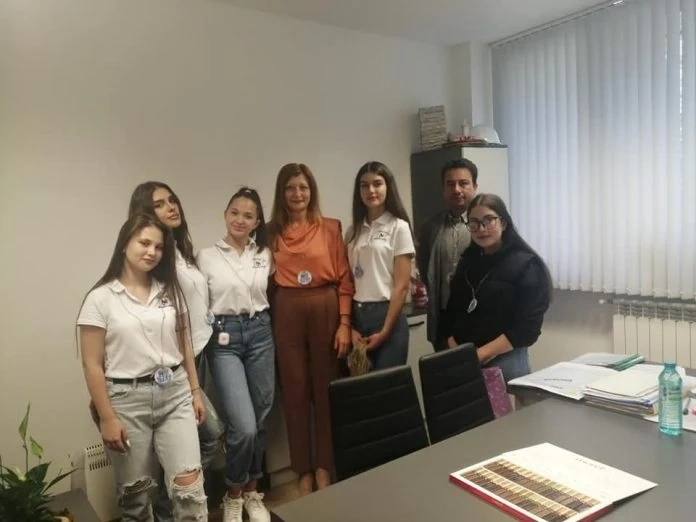Символични медали получиха общински служители от десетокласници