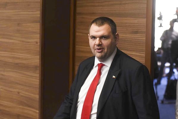 Пеевски: Подсказват ни за странни операции в Митниците