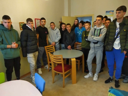 Ученици от Спортното училище посетиха Синята стая в Комплекса за социални услуги за деца и семейства