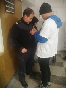 Червени лентички за полицейските служители в Септември в Световния ден за борба със СПИН