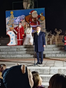С фойерверки и празнична програма в Стрелча запалиха светлините на коледната елха