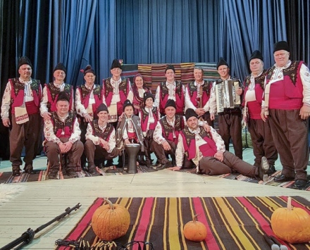 В препълнена зала мъжка фолклорна група „Каменчани“ изнесе празничен концерт