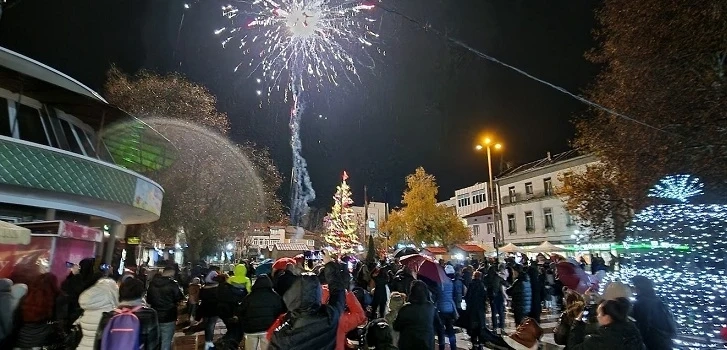 Запалиха светлините на коледната елха в Пещара