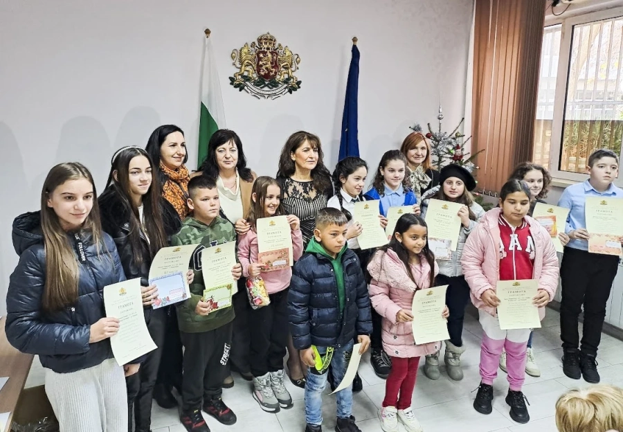 Областният управител Валентина Кайтазова отличи победителите в конкурса за коледна картичка „Коледа е добро“