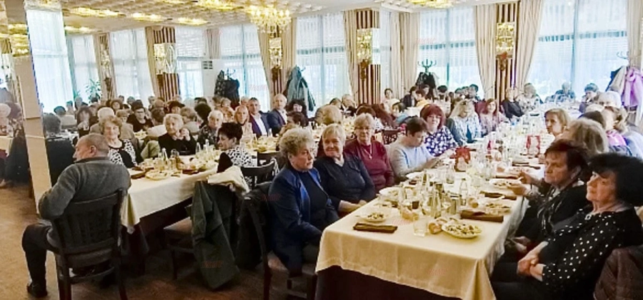 Клубът на пенсионерите в Пещера спази празничната коледна традиция