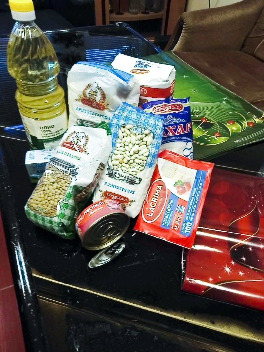 Младо семейство дари хранителни продукти за 40 семейства