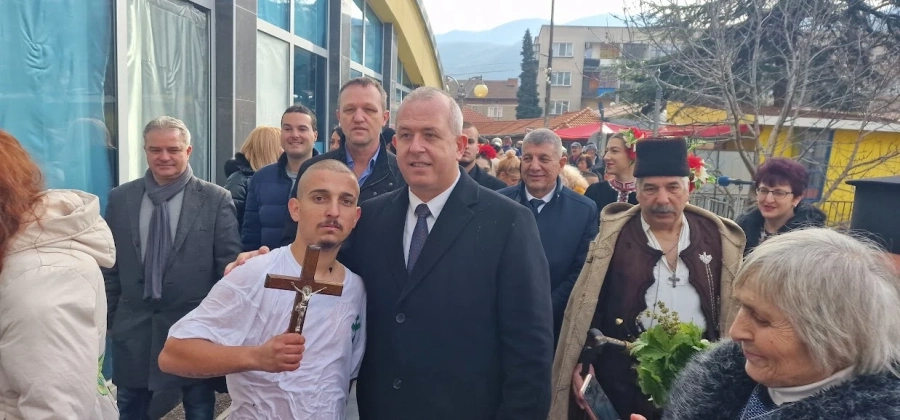 В Пещера 24-годишният Евгени улови кръста, кметът-именик пусна бял гълъб