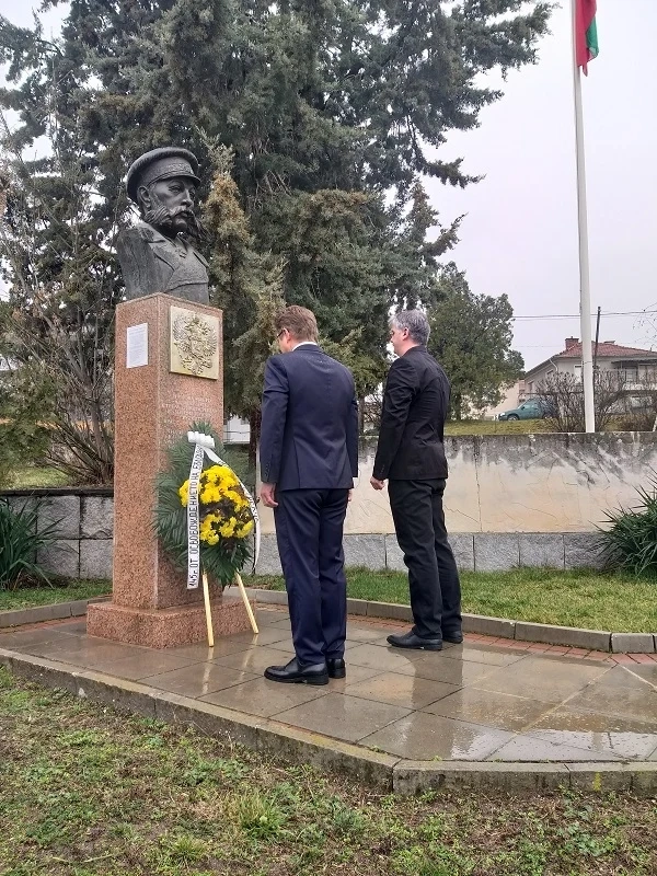 Венци и цветя пред паметника на полковник Тимирязев по повод Освобождението на Стрелча