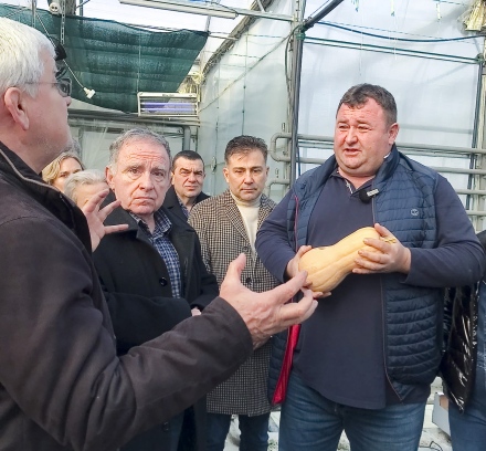 Министър Вътев от празната оранжерия в Мало Конаре каза кои са акцентите в земеделието ни