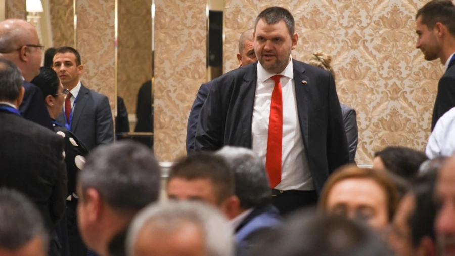 Пеевски: Радев да подаде оставка днес и да си основе проекта