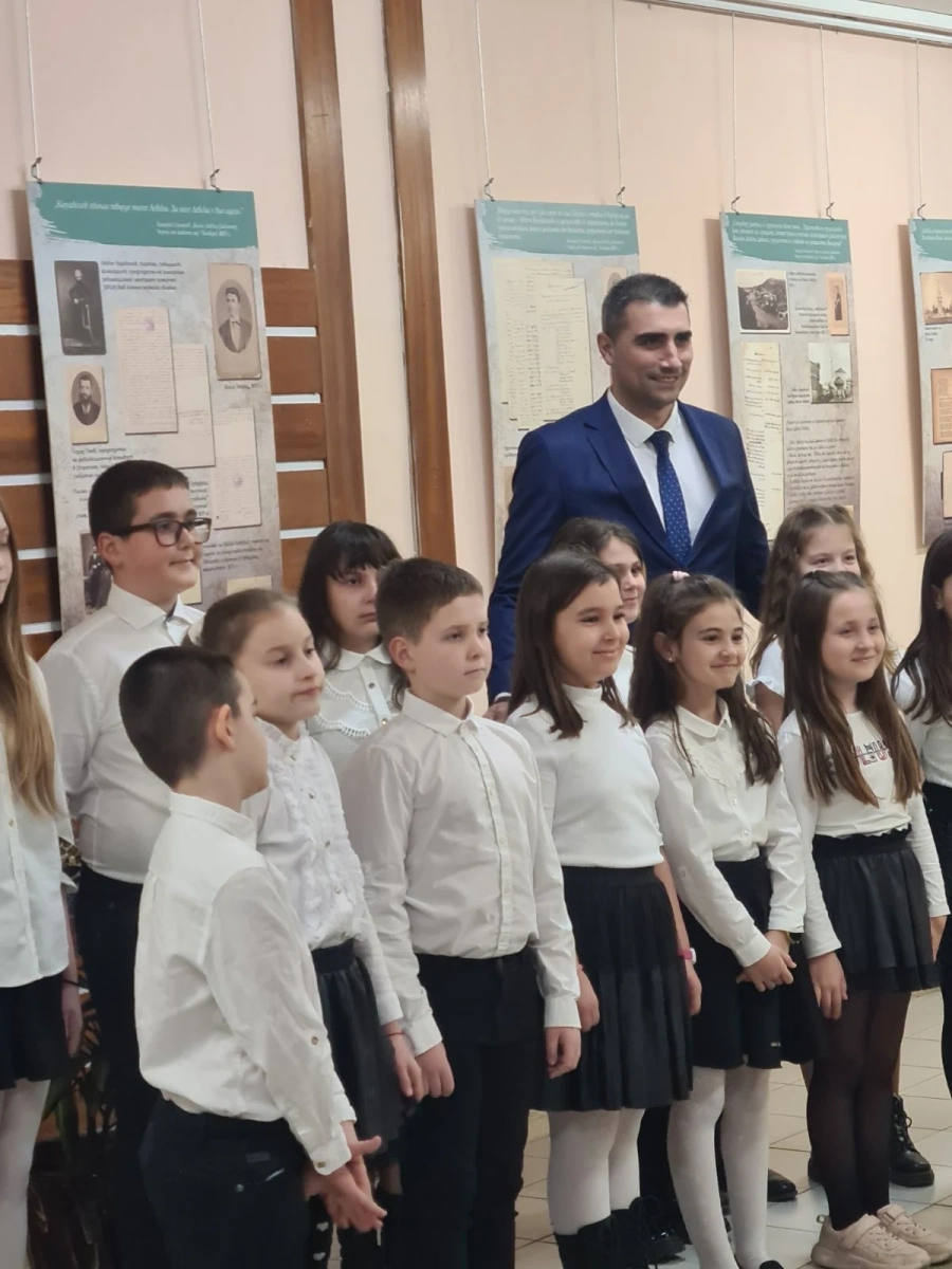 Петър Куленски откри фотодокументална изложба „Васил Левски-революцията и свободата“ в библиотеката