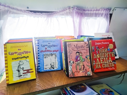 Майка и дъщеря от София дариха 30 детски книжки на мобилната библиотека