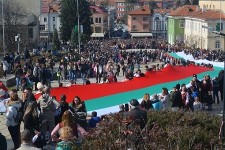 Със 110-метрово знаме и сълзи в очите: Незапомнен празник на Трети март в Панагюрище!