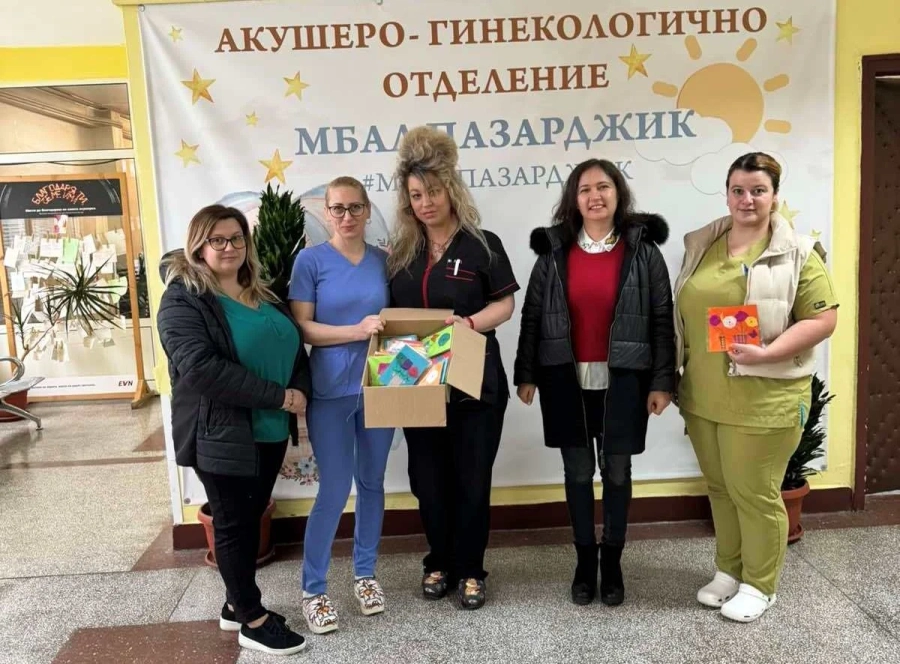 Със 150 картички малчугани от Мало Конаре изненадват дамите в МБАЛ-Пазарджик