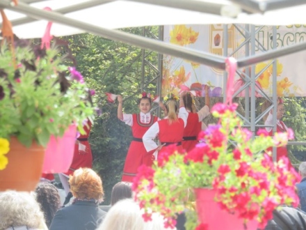 Фестивалът „Пъстроцветна Пещера“ се завръща на Лазаровден, подгответе дворовете си за конкурса