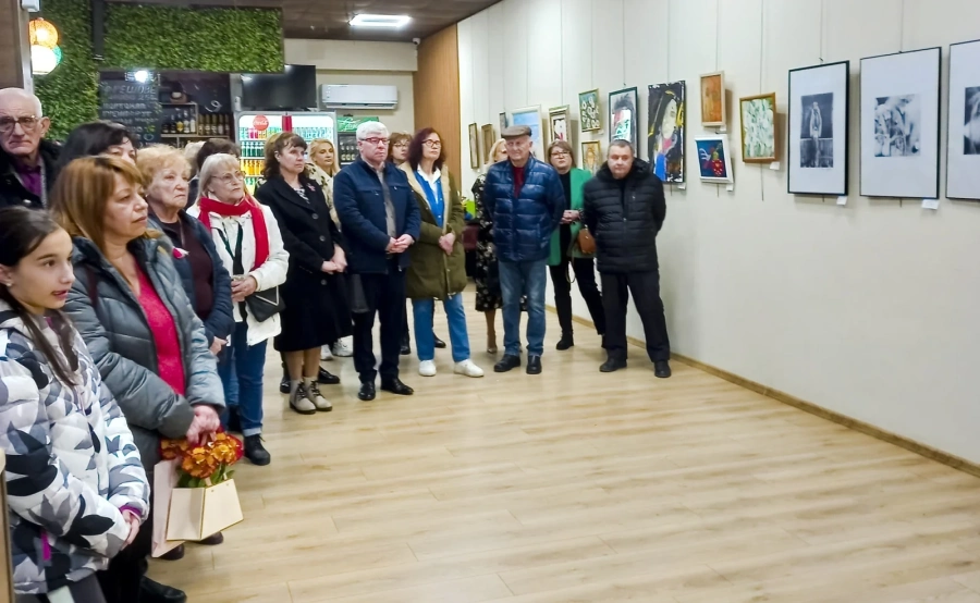 Женската хубост и красотата на цветята в галерия „Машев“