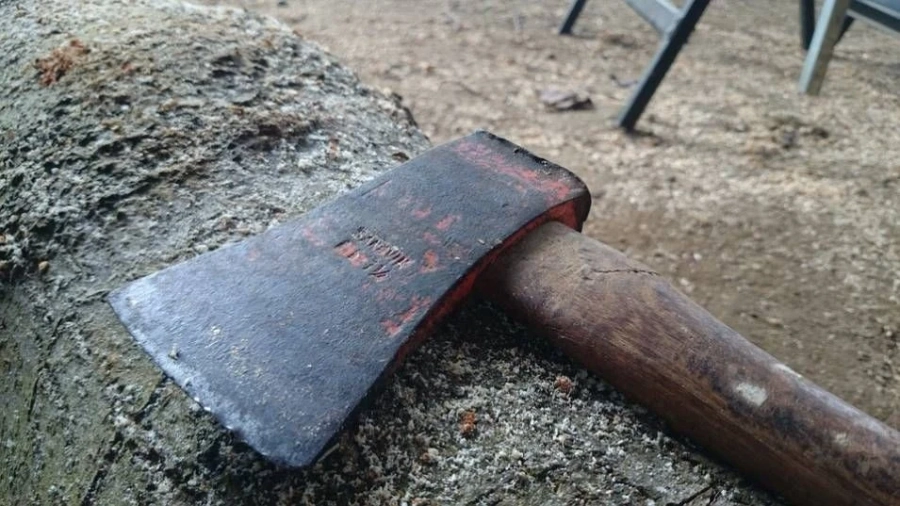 Криминално проявен троши с брадва джип на велинградчанка след сигнал за силна музика