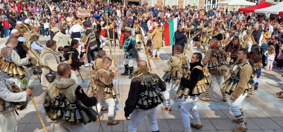 Всеобщо опрощение на площад „България“ в Пещера